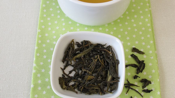 乾燥した場所の保管から黄金のピオニー茶の優雅さを体験してください