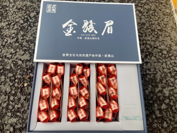 ジンジュンメイ茶は,チェンシャンにおける黒茶の枝であり,福建省武夷山市のトングム村に由来する.
