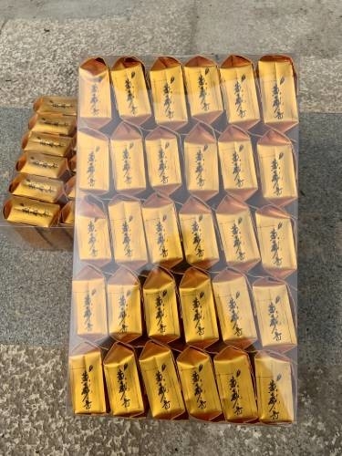 黄色いバラは クローン型で小さな木種で 中流階級の初期オロン茶種です